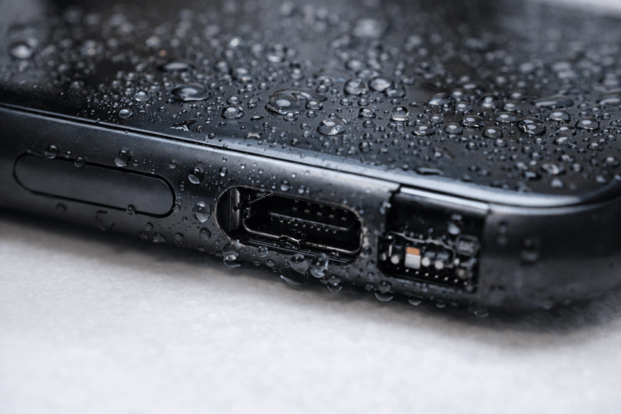 I Put My Overheating Android Phone in the Fridge, and it Slowly Got Worse 3 Condensation inside smartphone components