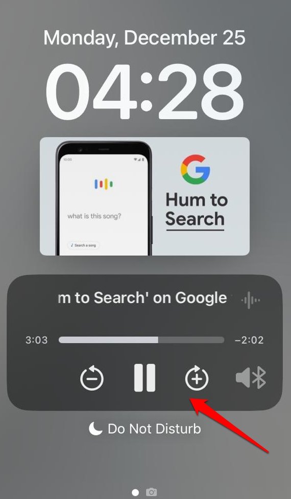 How to Read Aloud a Webpage on Safari on iPhone 4 Listen to Page feature playback controls on lock screen