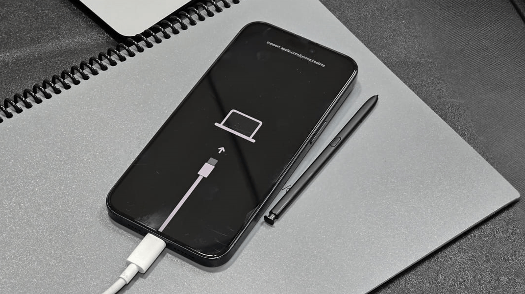 How to Downgrade From iOS 18 Beta to iOS 17 Without Losing Data 3 you will see a cable on the black screen pointing towards your laptop indicating that your iPhone is now in recovery mode.